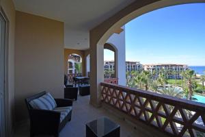 sala de estar con balcón con vistas al océano en 5th Floor Condo-Incredible Ocean Front Views, en La Paz