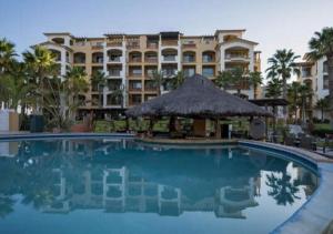 una gran piscina frente a un hotel en 5th Floor Condo-Incredible Ocean Front Views, en La Paz