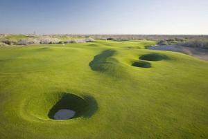 Una vista aérea de un green de golf con tres hoyos. en 5th Floor Condo-Incredible Ocean Front Views, en La Paz