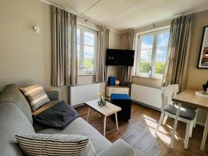 Μια τηλεόραση ή/και κέντρο ψυχαγωγίας στο Ferienhaus Auszeit 14 Feriendorf Klein Stresow Rügen by ruyastay