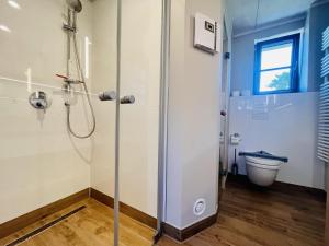 Ferienhaus Huus Waterkant 18 Feriendorf Klein Stresow Rügen by ruyastay في بوتبوس: حمام مع دش ومرحاض +35 صورة