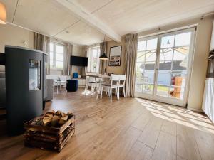 Η κουζίνα ή μικρή κουζίνα στο Ferienhaus Auszeit 14 Feriendorf Klein Stresow Rügen by ruyastay