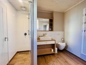 Ένα μπάνιο στο Ferienhaus Seeblick 19 Feriendorf Klein Stresow Rügen by ruyastay +48 φωτογραφίες