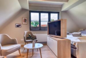 Μια τηλεόραση ή/και κέντρο ψυχαγωγίας στο Ferienhaus Seeblick 19 Feriendorf Klein Stresow Rügen by ruyastay