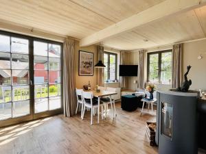 Posezení v ubytování Ferienhaus Haus Kormoran 21 Feriendorf Klein Stresow Rügen by ruyastay