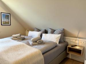 Postel nebo postele na pokoji v ubytování Ferienhaus Haus Kormoran 21 Feriendorf Klein Stresow Rügen by ruyastay