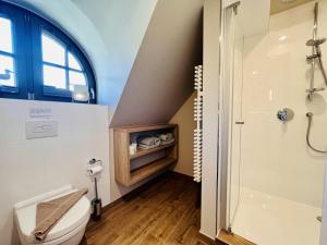 Ferienhaus Mein Ankerplatz 17 Feriendorf Klein Stresow Rügen by ruyastay في بوتبوس: حمام مع مرحاض ودش +29 صورة