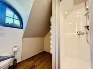 Ferienhaus Boddenlust 24 Feriendorf Klein Stresow Rügen by ruyastay في بوتبوس: حمام مع دش ونافذة +12 صورة