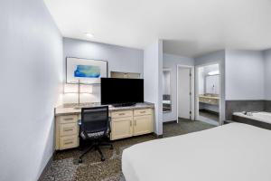 Postel nebo postele na pokoji v ubytování Best Western Grants Pass Inn