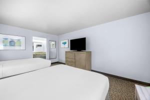 Postel nebo postele na pokoji v ubytování Best Western Grants Pass Inn