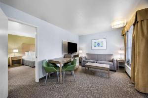 Postel nebo postele na pokoji v ubytování Best Western Grants Pass Inn