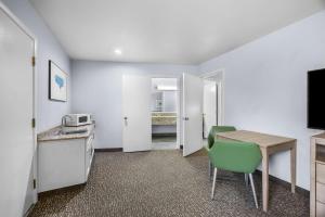 Kuchyň nebo kuchyňský kout v ubytování Best Western Grants Pass Inn