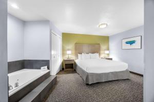 Postel nebo postele na pokoji v ubytování Best Western Grants Pass Inn