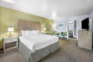 Postel nebo postele na pokoji v ubytování Best Western Grants Pass Inn