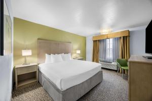 Postel nebo postele na pokoji v ubytování Best Western Grants Pass Inn