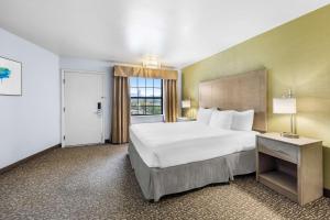 Postel nebo postele na pokoji v ubytování Best Western Grants Pass Inn