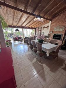 Un comedor con mesa y sillas en Casa em Bombas, en Bombinhas