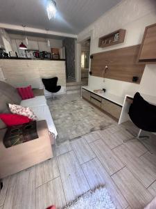 una sala de estar con un sofá y una mesa en Casa em Bombas, en Bombinhas