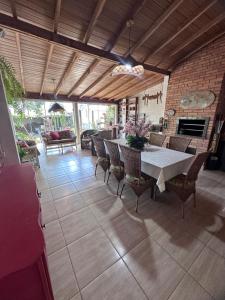 Un comedor con mesa y sillas en Casa em Bombas, en Bombinhas 23 fotos más