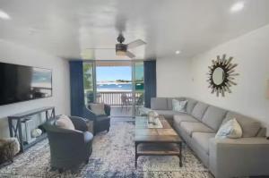 un salon avec un canapé, des chaises et une table dans l'établissement Bayfront Condo in Mission Beach, à San Diego
