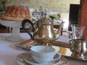 Příslušenství pro přípravu čaje a kávy v ubytování B&B de charme La Maison des 5 Temps