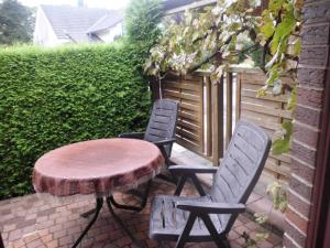 two chairs and a table and a table and chairs on a patio at Ferienwohnung Hoffmann in Bad Münder am Deister