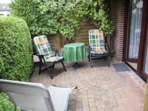 two chairs and a table on a patio at Ferienwohnung Hoffmann in Bad Münder am Deister