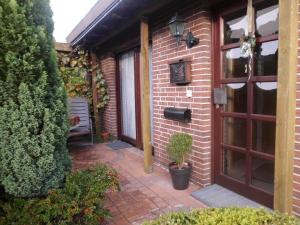 a brick house with a door and a plant at Ferienwohnung Hoffmann in Bad Münder am Deister
