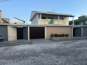 an empty parking lot in front of a house at Casa de alto padrão perto da praia in Porto Seguro