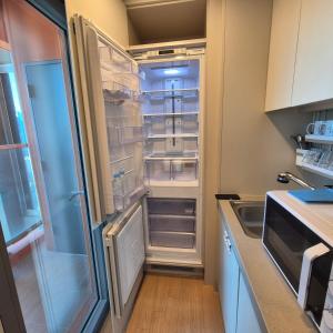 una nevera con la puerta abierta en una cocina en Elbons, en Busan