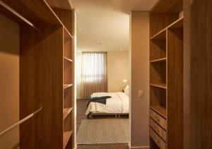 Postel nebo postele na pokoji v ubytování Caluce Apt 4A by Letoh
