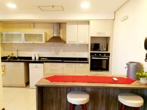 Cuina o zona de cuina de Amplio Apartamento a metros de shoping del sol