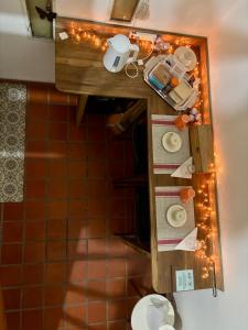 d'une cuisine avec une table et des plaques de cuisson. dans l'établissement Lo de Ana, à San Antonio de Areco