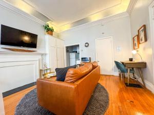 TV a/nebo společenská místnost v ubytování Brownstone Oversized Furnished Studio In Back Bay