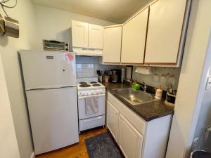 Kuchyň nebo kuchyňský kout v ubytování Brownstone Oversized Furnished Studio In Back Bay
