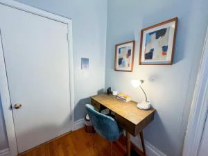 Fotografie z fotogalerie ubytování Brownstone Oversized Furnished Studio In Back Bay v destinaci Boston