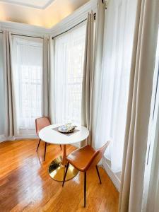 Posezení v ubytování Brownstone Oversized Furnished Studio In Back Bay
