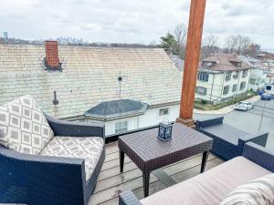 Un balcón con una mesa y sillas en un tejado. en 3br Gem Skyline Views, Laundry & Central Air, en Boston