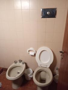 a bathroom with a toilet and a bidet at Duplexsanber in San Bernardo
