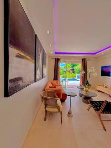 Un televizor și/sau centru de divertisment la La Villa Beauséjour