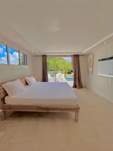 Un pat sau paturi într-o cameră la La Villa Beauséjour +41 fotografii