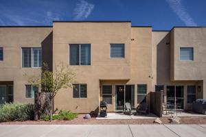 un gran edificio con un edificio en Downtown Moab Basecamp Pool & Hot Tub - Entrada, en Moab