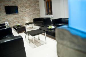 Televízia a/alebo spoločenská miestnosť v ubytovaní Hotel Herrmes