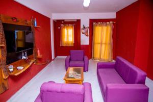 Touraco Suite Hôtel Business的电视和/或娱乐中心