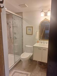 Bilik mandi di Nice Home In Barnegat Light With 5 Bedrooms And Wifi