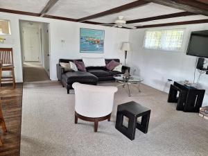 Televisyen dan/atau pusat hiburan di Nice Home In Barnegat Light With 5 Bedrooms And Wifi