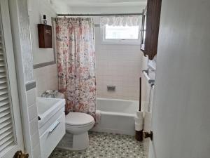 Bilik mandi di Nice Home In Barnegat Light With 5 Bedrooms And Wifi +14 gambar