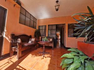 a living room with a couch and a table at Hospedaje El Viajero Antigua llI in Antigua Guatemala