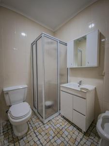 ein Badezimmer mit Dusche, Toilette und Waschbecken in der Unterkunft Vivenda Graciosa in Boa Hora + 10 Fotos