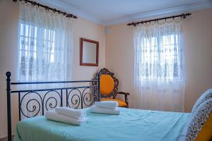 ein Schlafzimmer mit einem Bett und zwei Kissen darauf in der Unterkunft Vivenda Graciosa in Boa Hora